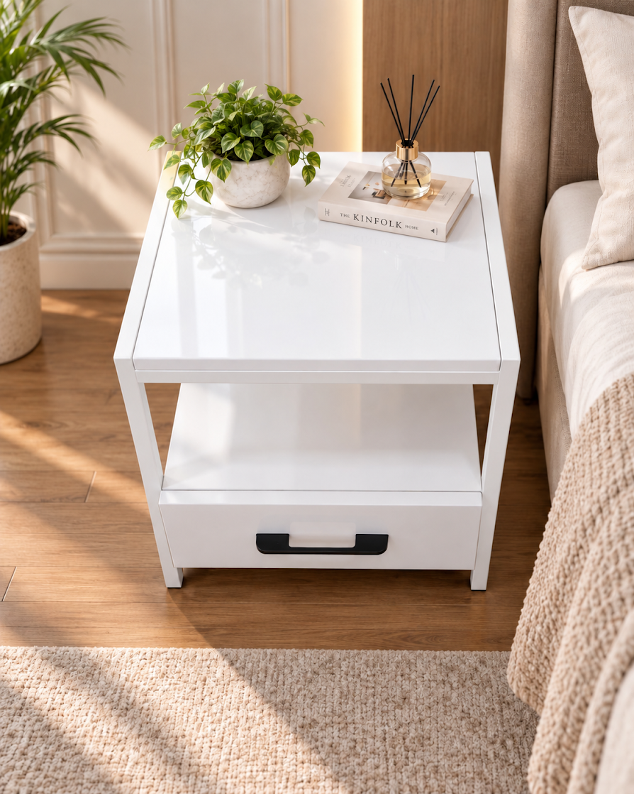 كمودينو LION HOME من المعدن الأبيض وPVC الأبيض بتنسيق جانبي في غرفة نوم