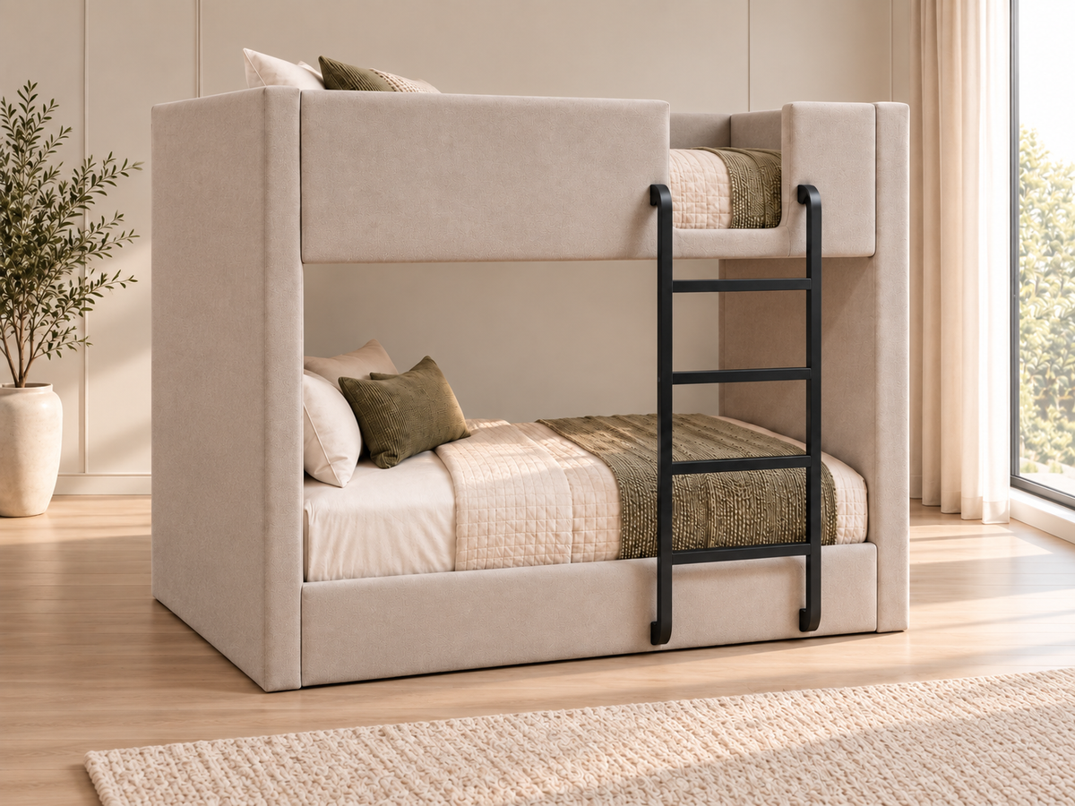 سرير دورين منجد بيج من LION HOME بزاوية جانبية أمامية – شاسيه معدن وسلم أسود ومقاس مرتبة 100×195 سم