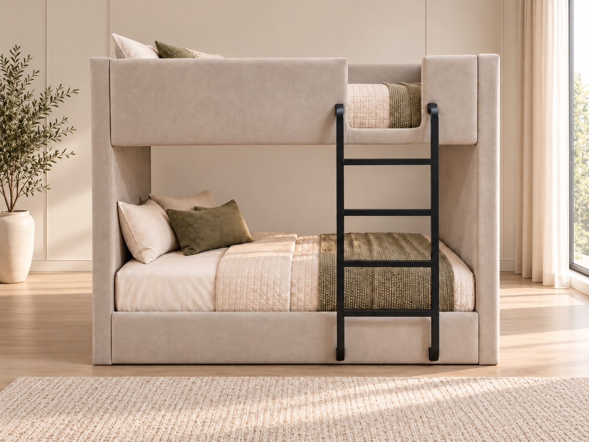 سرير دورين منجد بيج من LION HOME بشاسيه معدن وسلم أسود داخل غرفة عصرية – مقاس مرتبة 100×195 سم