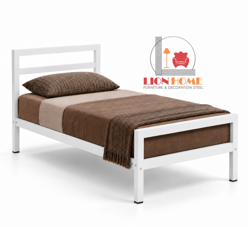 سرير معدن أبيض بتصميم مستطيل على خلفية بيضاء من LION HOME