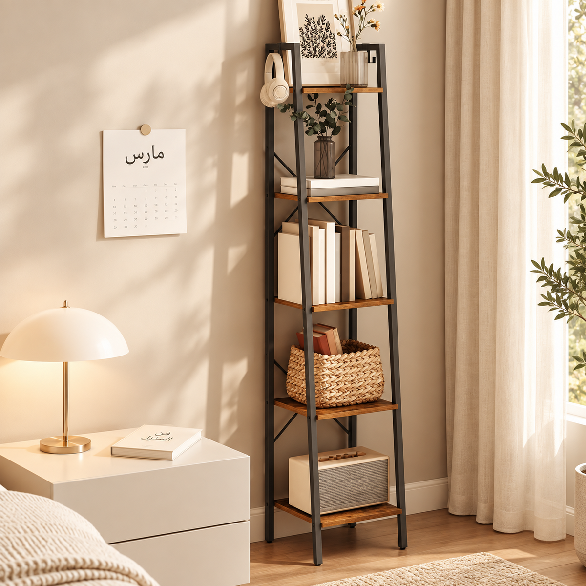 وحدة رفوف رأسية سوداء وخشب من LION HOME داخل غرفة نوم
